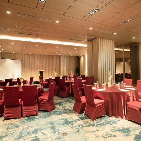 Louis Kienne Cikarang Hotel & Service Apartment ブカシ エクステリア 写真