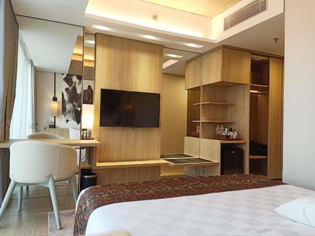 Louis Kienne Cikarang Hotel & Service Apartment ブカシ エクステリア 写真