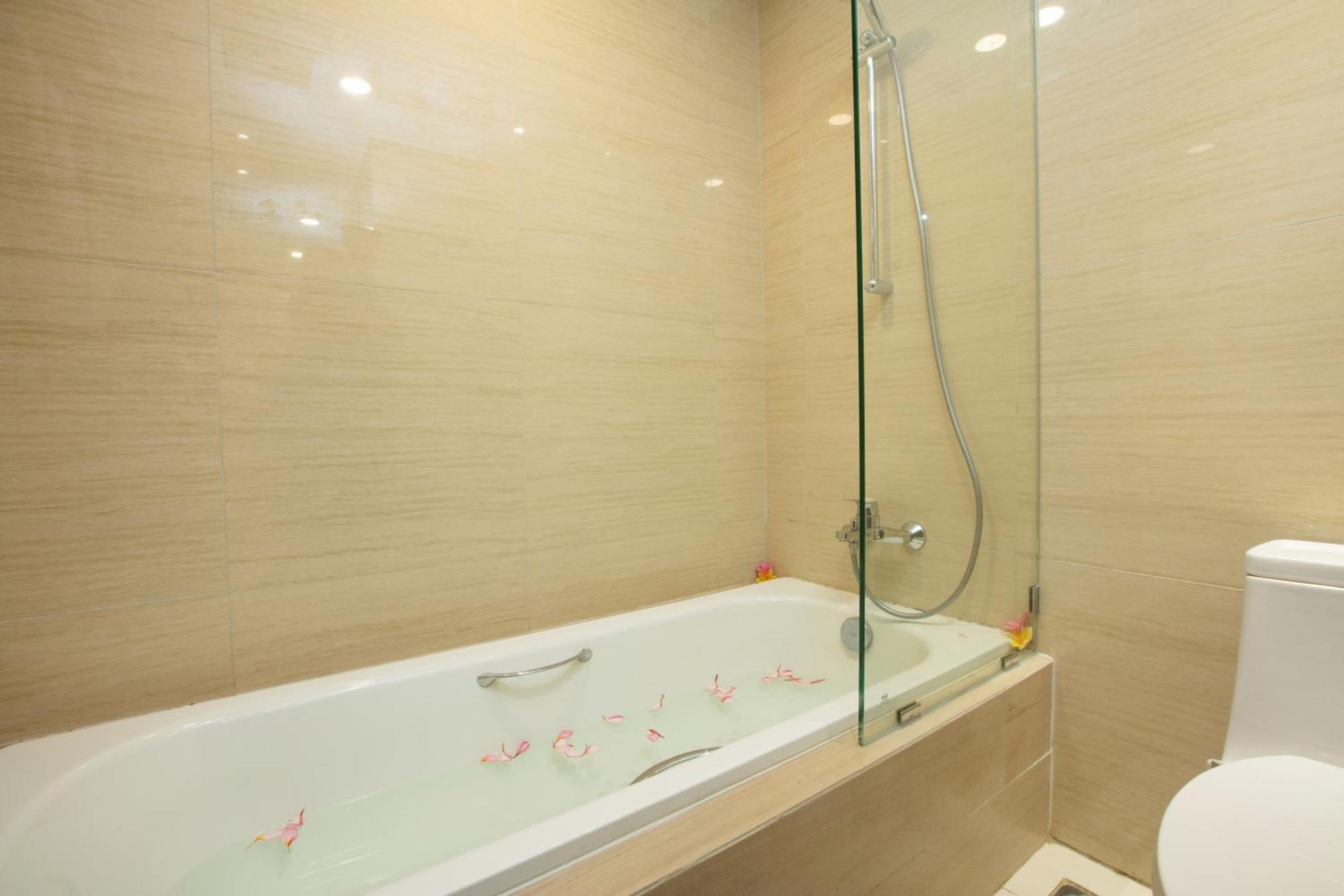 Louis Kienne Cikarang Hotel & Service Apartment ブカシ エクステリア 写真