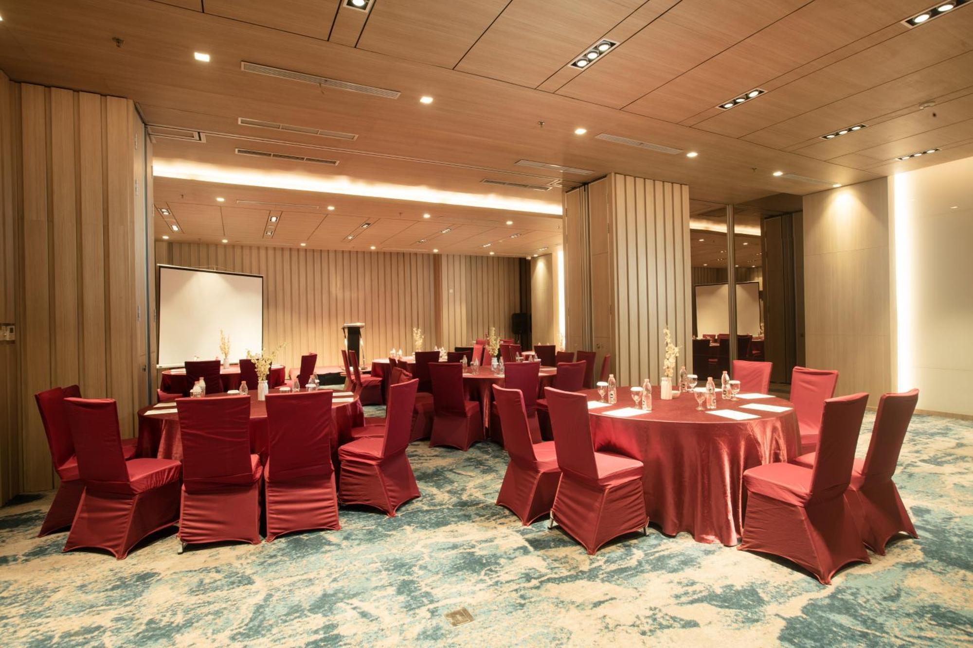 Louis Kienne Cikarang Hotel & Service Apartment ブカシ エクステリア 写真