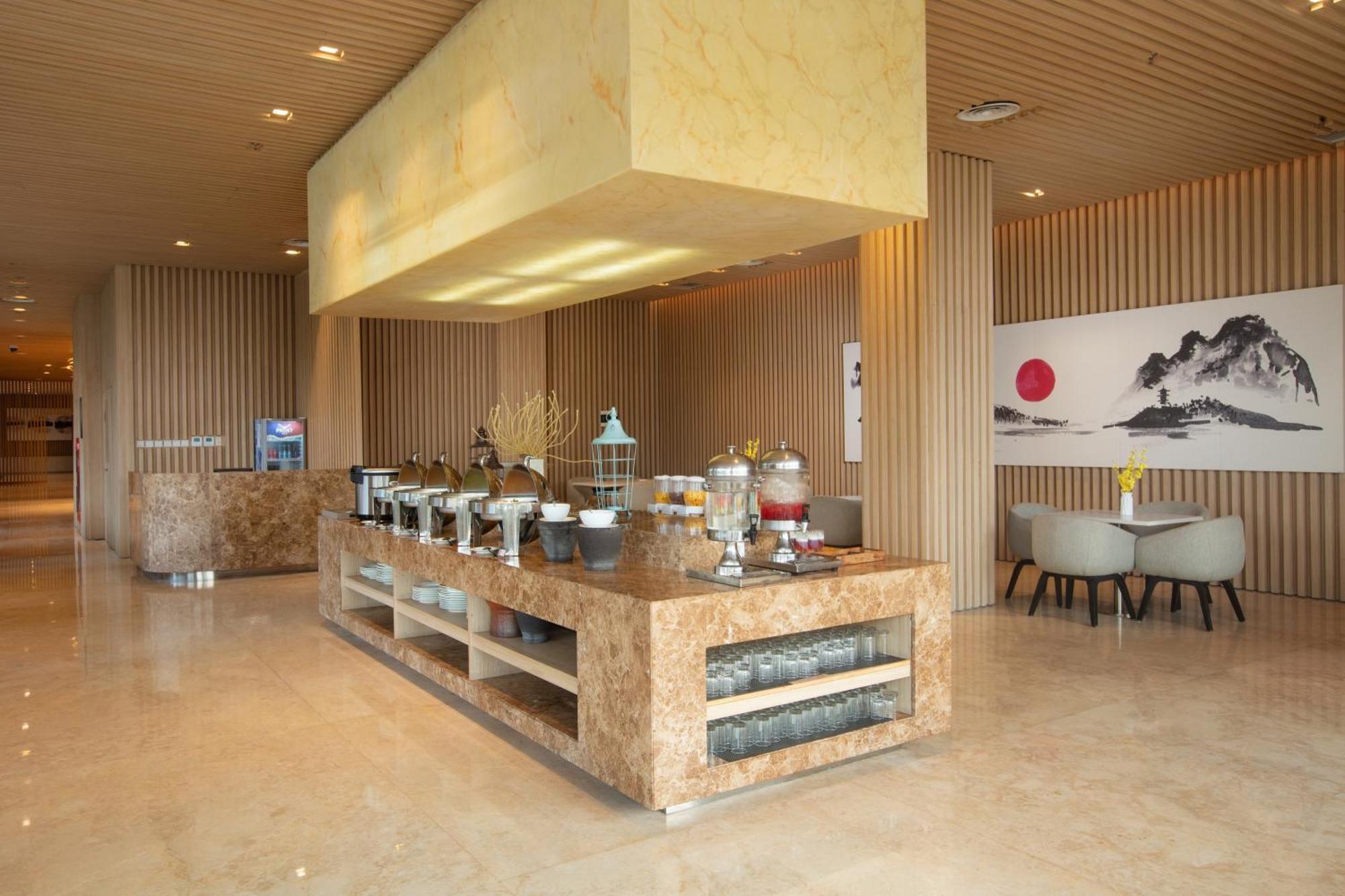 Louis Kienne Cikarang Hotel & Service Apartment ブカシ エクステリア 写真