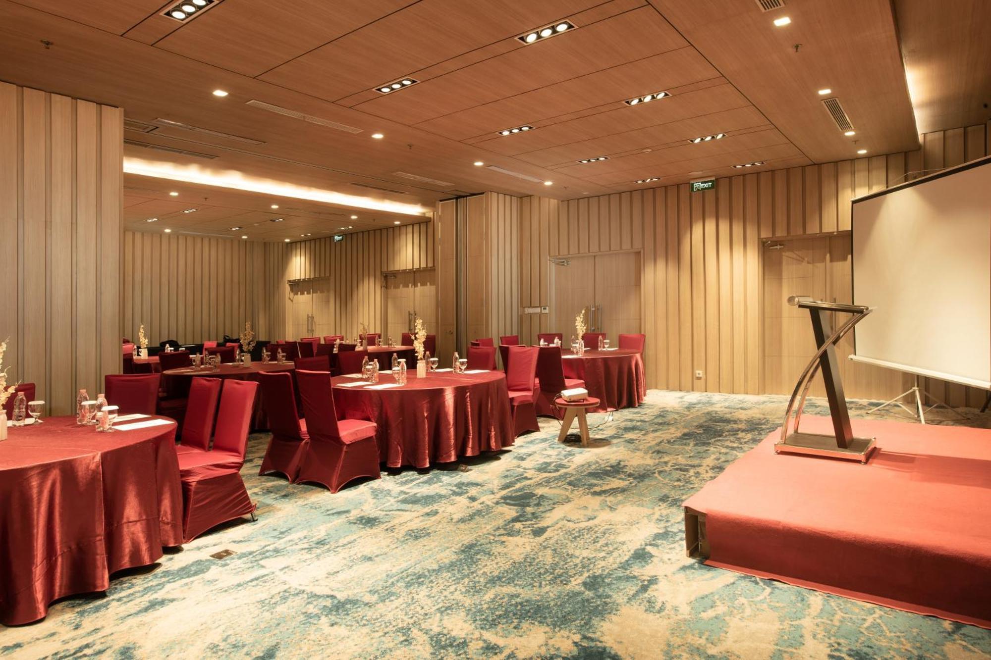 Louis Kienne Cikarang Hotel & Service Apartment ブカシ エクステリア 写真