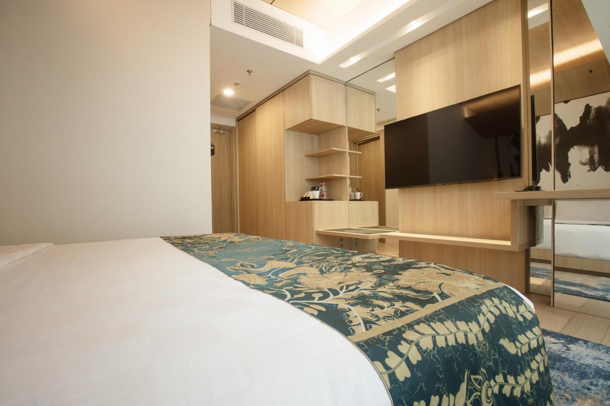 Louis Kienne Cikarang Hotel & Service Apartment ブカシ エクステリア 写真